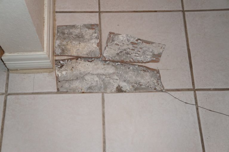 Cracking in the floor tiles of the dining room due to relative